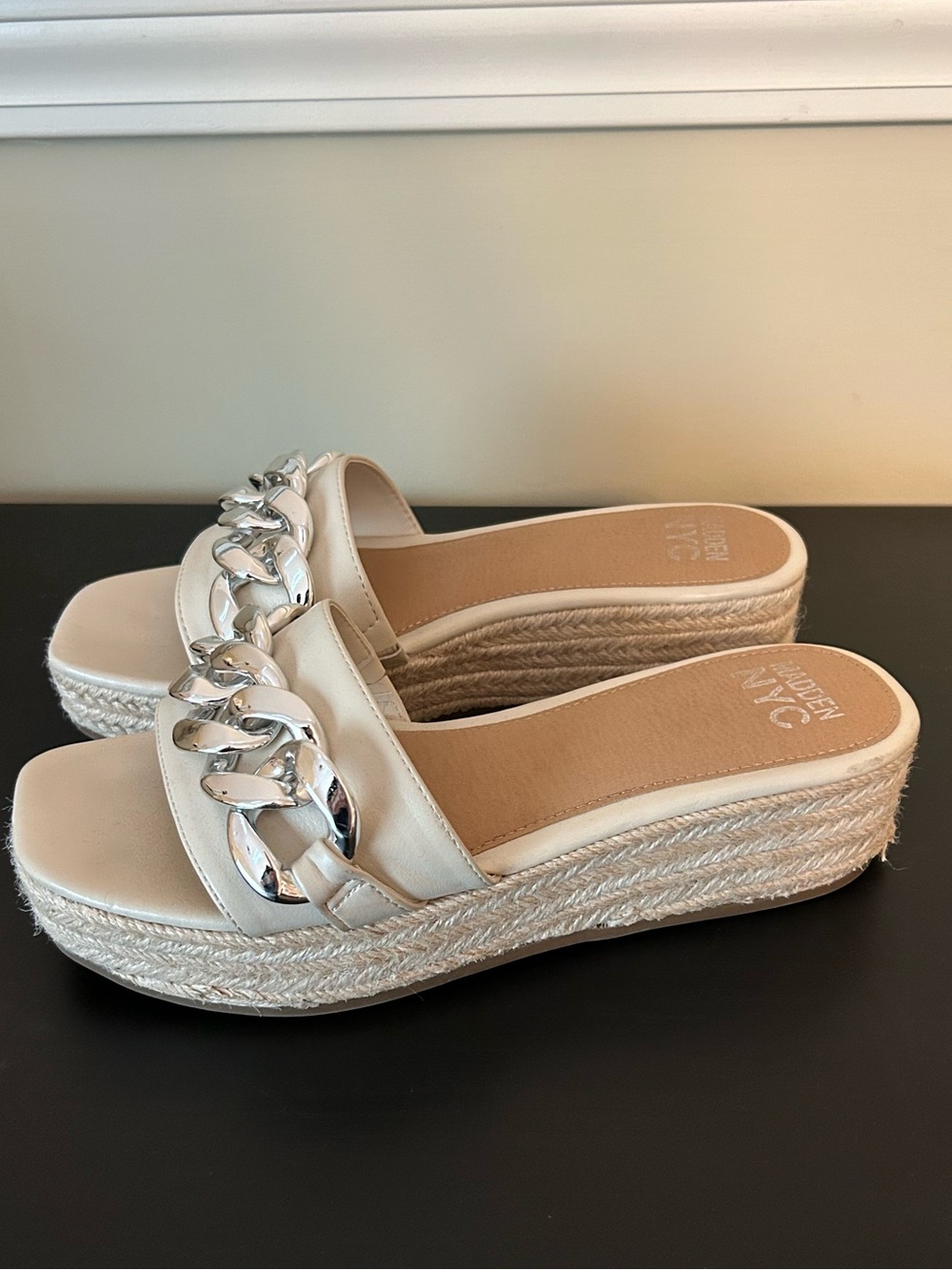 MADDEN NYC IVORY SILVER CHAIN PLATFORM SIDES SZ 9 NWT